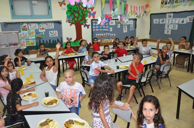 بالصور: إفطار جماعي للطلاب في مدرسة أجيال الابتدائية بيافا